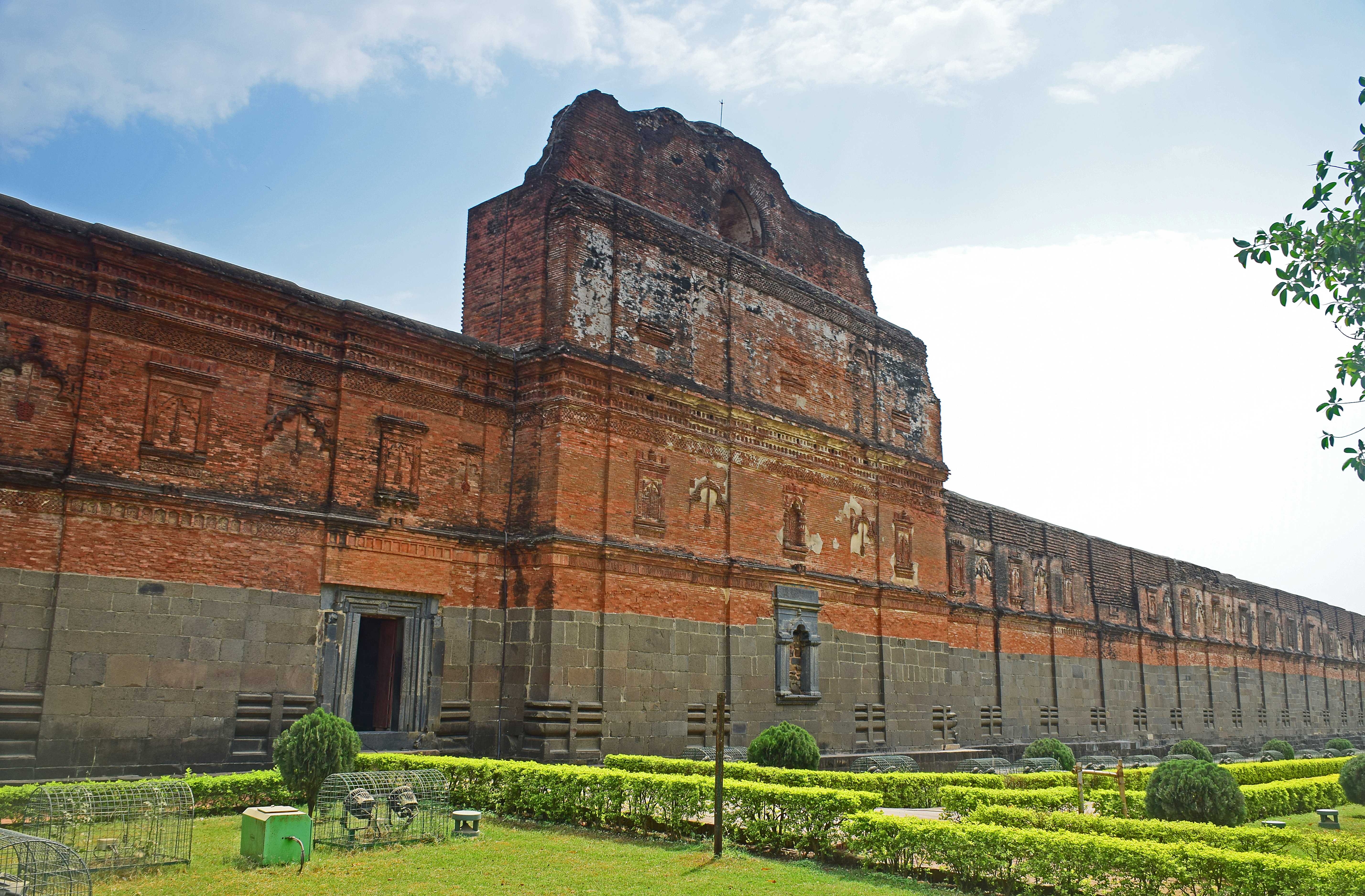 চিত্র ঐতিহাসিক আদিনা মসজিদ